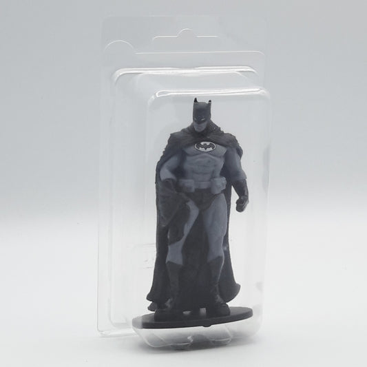 Petite figurine de Batman par Eduardo Rossi dans la boite transparente