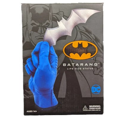 Statuette main de Batman avec Batarang boite