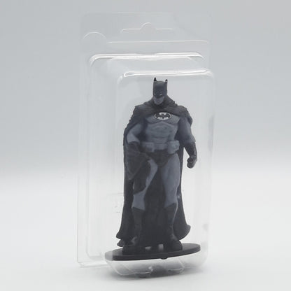 Petite figurine de Batman par Eduardo Rossi dans la boite transparente