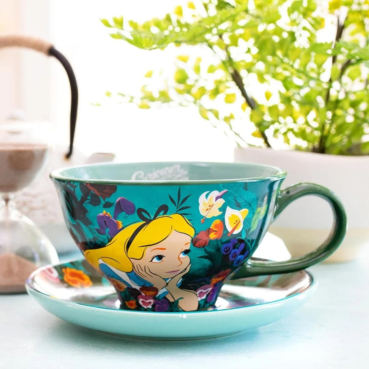Tasse à thé avec soucoupe de Alice au pays des merveilles de Disney mise en situation