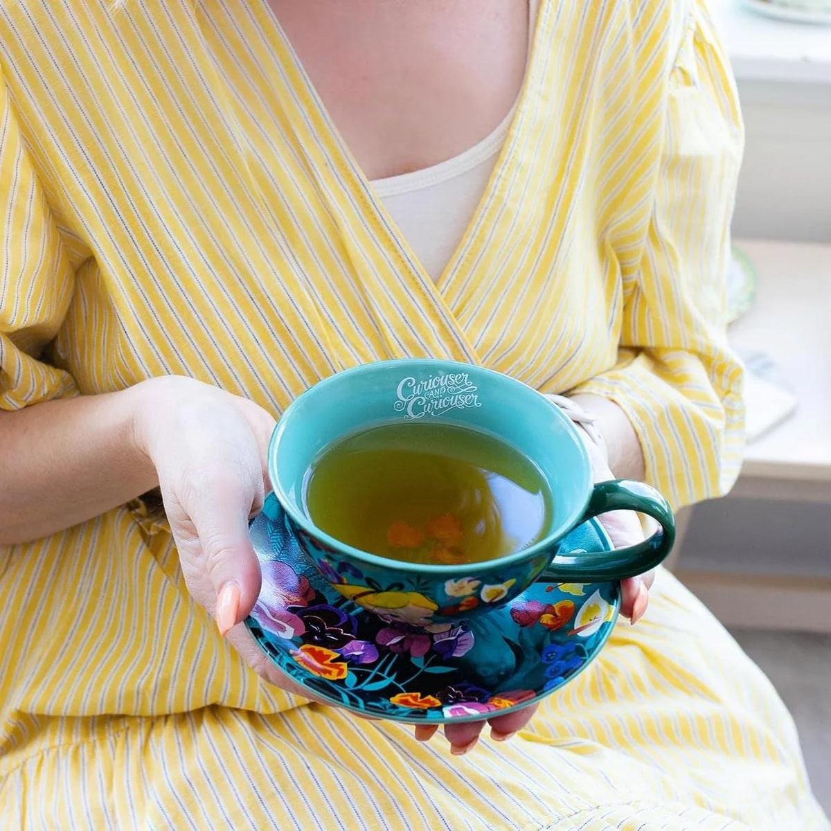 Tasse à thé avec soucoupe de Alice au pays des merveilles de Disney avec le thé