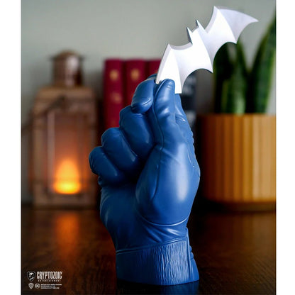 Statuette main de Batman avec Batarang en présentation