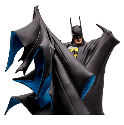 Figurine 12" Batman noir par Todd McFarlane gros plan