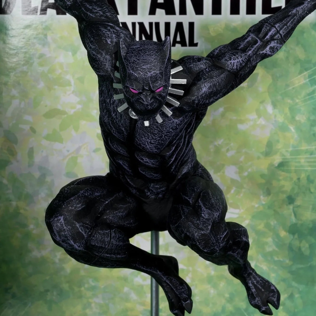 Marvel Collection, figurine de Black Panther avec comic échelle 1:6 en gros plan