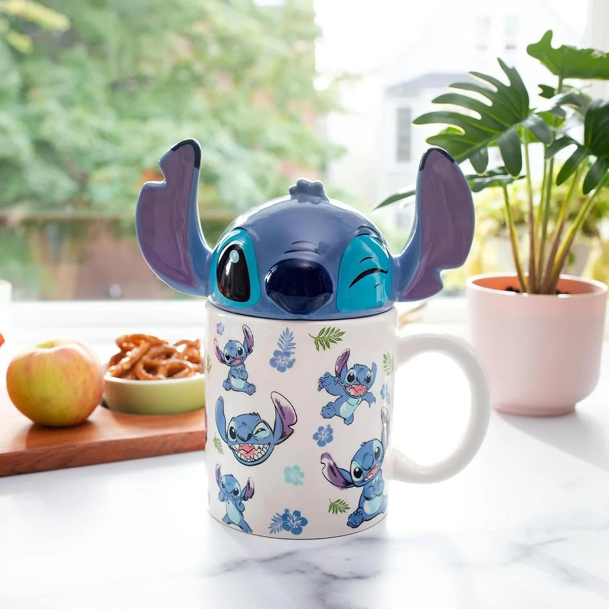 Lilo & Stitch, tasse avec couvercle 3D de Stitch vue sur une table
