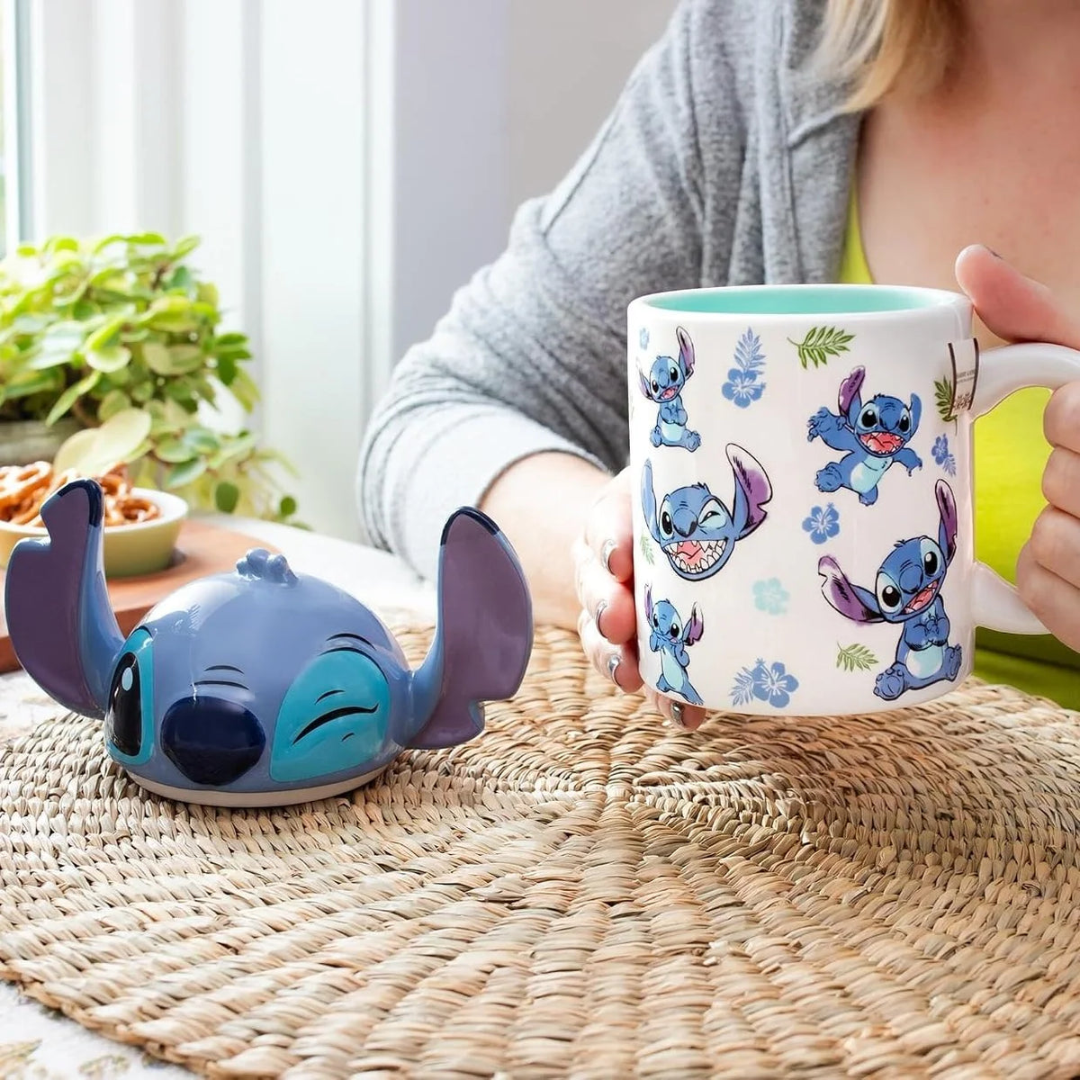Lilo & Stitch, tasse avec couvercle 3D de Stitch vue en situation