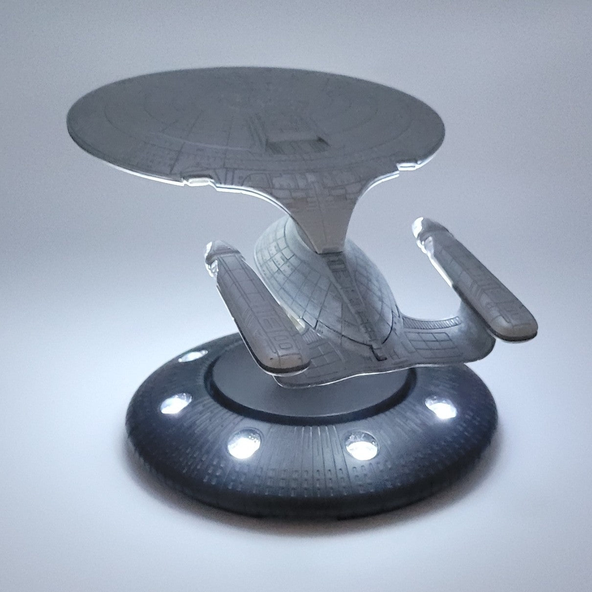 Star Trek U.S.S. Enterprise NCC-1701-D (40th anniversary) Corgi vue de os avec lumières