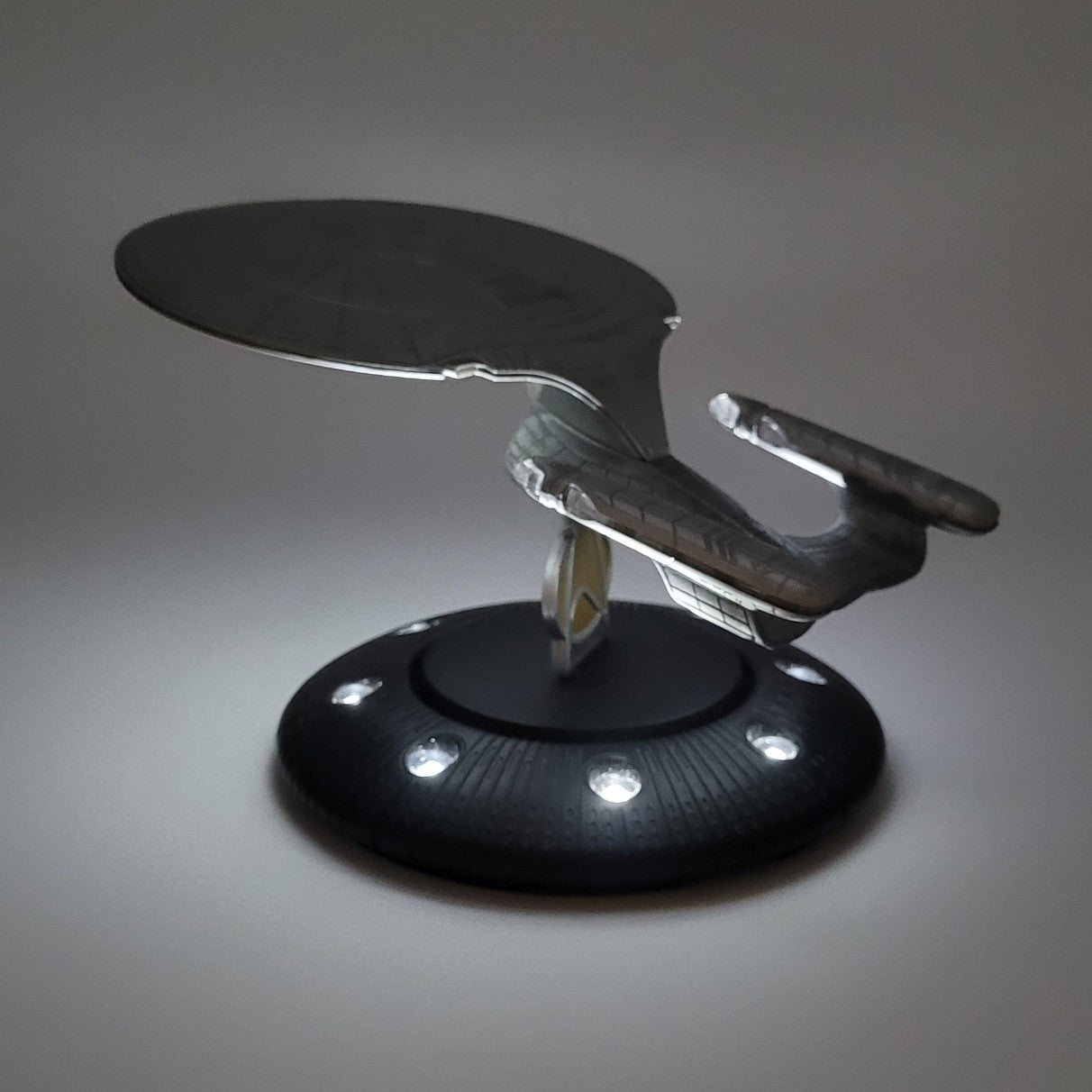 Star Trek U.S.S. Enterprise NCC-1701-D (40th anniversary) Corgi vu de 3/4 avec lumières