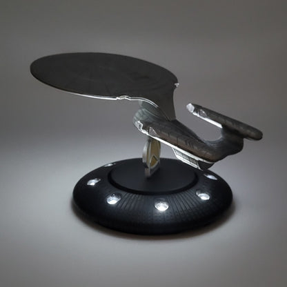 Star Trek U.S.S. Enterprise NCC-1701-D (40th anniversary) Corgi vu de 3/4 avec lumières